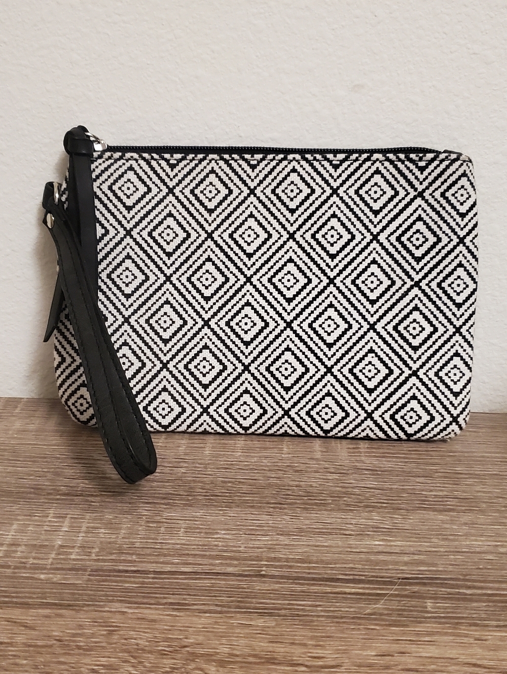 American Eagle Outfitters Black And White Geometric Zip Wristlet Festival Travel